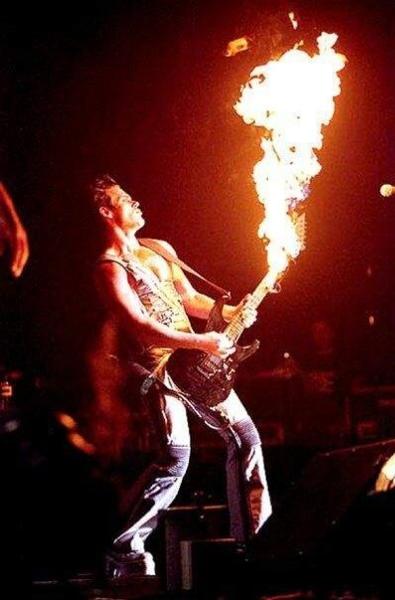 あーちーちー あーちー 燃えてるんだ棒が アートパフォーマンスへのボケ 74029997 ボケて Bokete