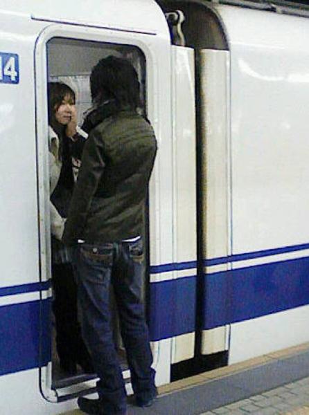 ドアが故障中だから今日は人で代用って 大丈夫かしら 電車へのボケ ボケて Bokete