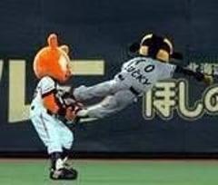 延長13回からは選手ではなく マスコットが戦うことになった トラッキーとジャビットくんへのボケ ボケて Bokete