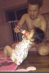 この赤ちゃん なんか小さくない 俺の顔がでかいからや 16年03月23日の人物2人以上のボケ ボケて Bokete