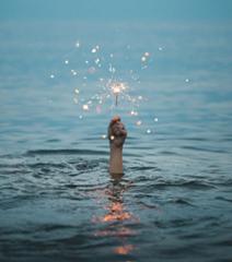 線香花火どっちが長持ちするか勝負してたら満ち潮になってた 水へのボケ ボケて Bokete
