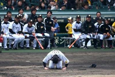 試合前に読売新聞を読んでたのがバレてファンの前で謝罪 彼は何で頭をさげているのでしょう。へのボケ[26469383] ボケて（bokete）