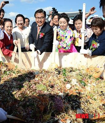 廃棄物処理施設からまだ食べられそうな残飯を集めて料理する『0ウォン食堂』初回2時間スペシャル | 写真で一言ボケて(bokete) - ボケて