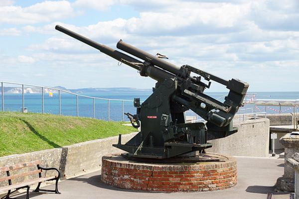 カッコいいだろ？実はこれ、生クリームが出るんだぜ。 武器へのボケ[60068954] ボケて（bokete）