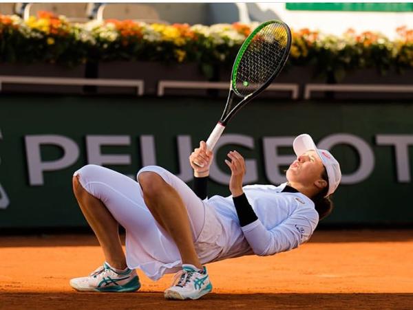 恋人のナンシーと良い感じになっている途中で違う世界線に飛ばされたジョン テニスへのボケ[85738521] ボケて（bokete）