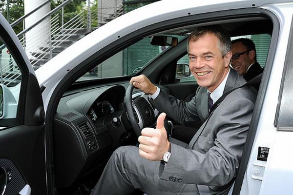 タクシーを拾えない人のところに行き「頑張れよ！」と一声かけるのが日課 車へのボケ[48976945] ボケて（bokete）