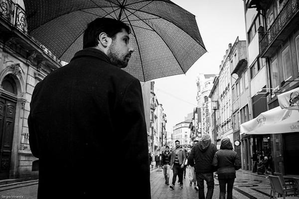 今日もまた天気予報とは関係なく雨男のデビッドの上にだけ雨が降る。 2015年11月28日の人物のボケ[37713809] ボケて