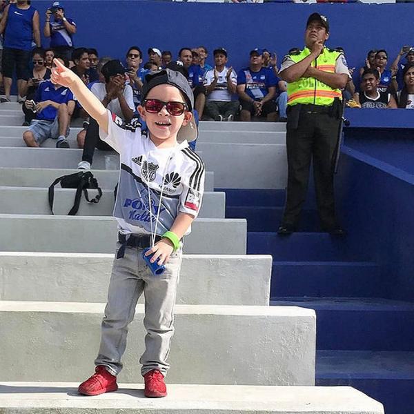 警備員「パパとママはどこ行ったの？」子供「パパとママなら空の上だよ」警備員「…」 レースへのボケ[57570443] ボケて（bokete）