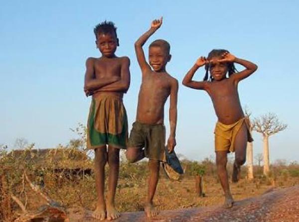 アフリカの三兄弟に「お父さんどこ」と聞くとだいたいみんな違うことを答える 2017年06月20日の人物2人以上のボケ[51760906