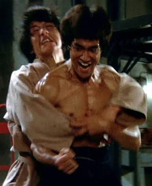 「燃えよドラゴン」で競演するブルース・リーと脇役のジャッキー・チェン……あ、これクイズじゃないんだ 写真で一言ボケて(bokete) ボケて