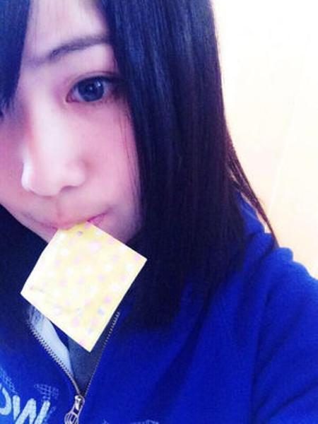 険しい顔なのなんか笑う 短パンこぞうの國男さんが お菓子とかに入ってるカビを防ぐやつ に星を3個つけました ボケて Bokete