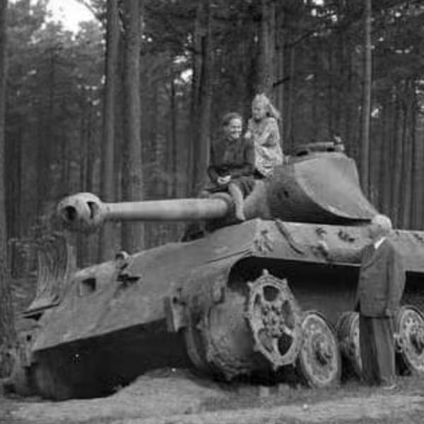 お前さんたち、多目的トイレの次は戦車内かよ 戦車へのボケ[106192076] ボケて（bokete）