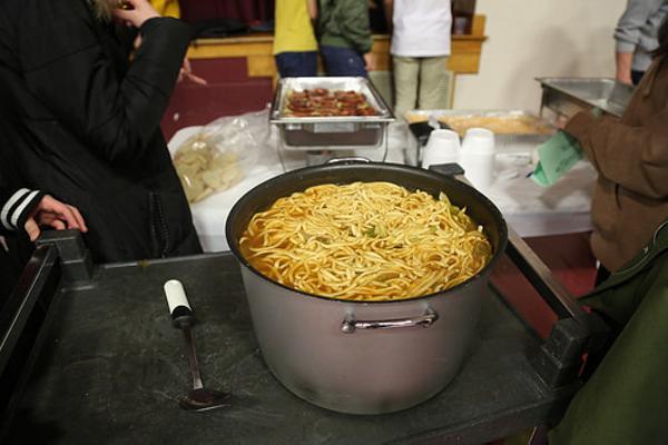 給食運ぶ途中に溢したが、全校から集めたら溢す前より多くなった - 感覚へのボケ[48978787] - ボケて（bokete）
