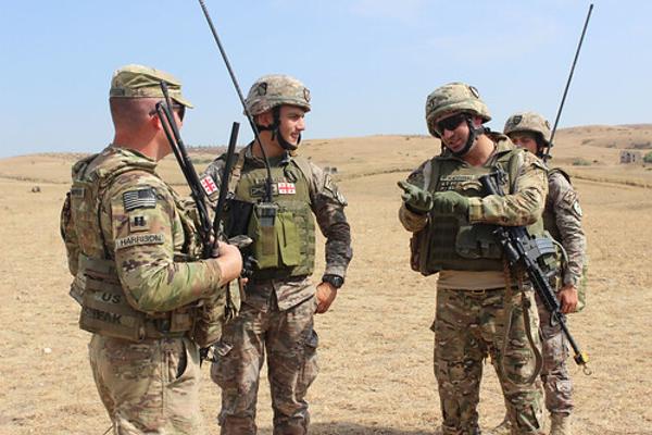 戦場では立ち止まってはいけない。油断すればすぐに後ろへ回り込まれてしまうからだ。2人ともわかったか? 迷彩へのボケ[100145244