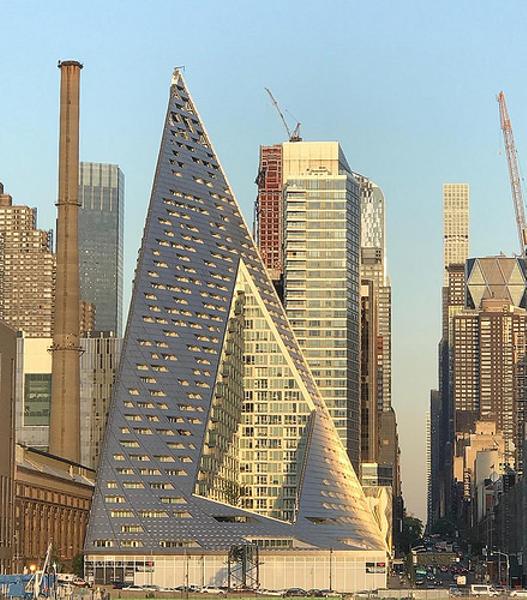 この建物は、アパートではありません。アートです！ 超高層ビルへのボケ[50826194] ボケて（bokete）