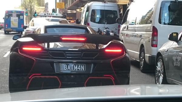 疲れからか 不幸にも黒塗りの高級車に追突してしまう スポーツカーへのボケ ボケて Bokete