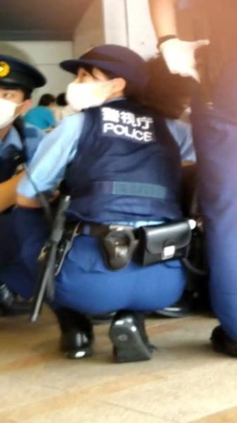 女性警察官 尻 