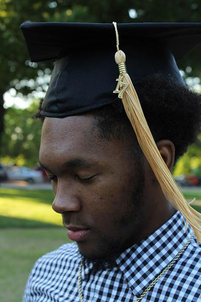 替え玉で受験し、替え玉のまま卒業したボブ君に、替え玉が授与された 写真で一言ボケて(bokete) ボケて